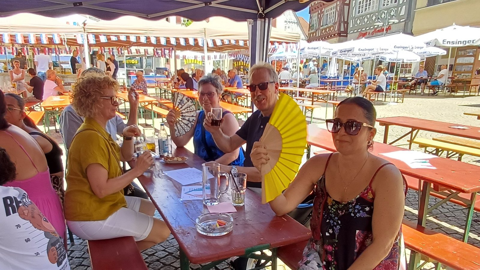 Mit Fächer und kaltem Rotwein gegen die Hitze.
