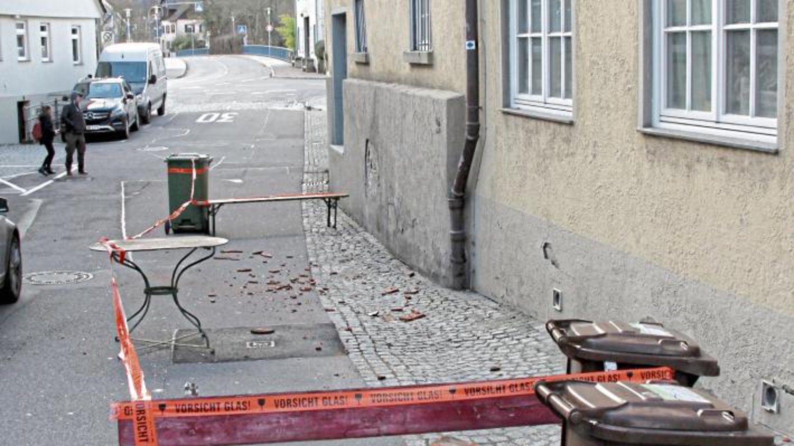 Heftige Windböen zerrten am Sonntag an allem, was nicht niet- und nagelfest war. So auch an einigen Dachziegeln in der Auricher Straße in Vaihingen. Foto: Romanowski Heftige Windböen zerrten am Sonntag an allem, was nicht niet- und nagelfest war. So auch an einigen Dachziegeln in der Auricher Straße in Vaihingen. Foto: Romanowski
