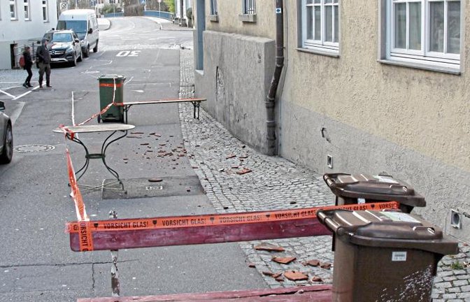 Heftige Windböen zerrten am Sonntag an allem, was nicht niet- und nagelfest war. So auch an einigen Dachziegeln in der Auricher Straße in Vaihingen.  Foto: Romanowski