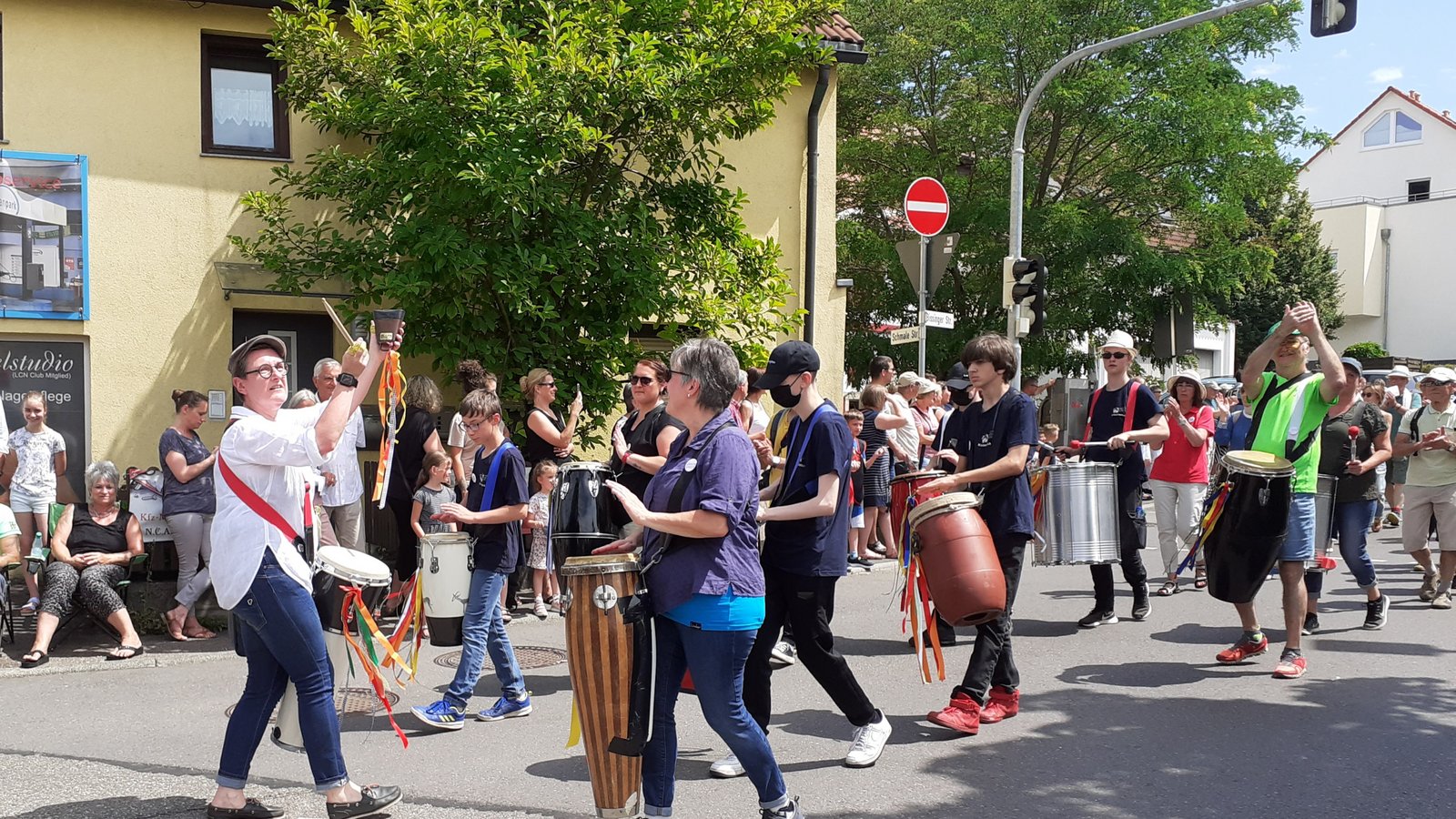 Projektchor und Trommelkünstler beim Umzug in Sachsenheim. Fotos: Glemser
