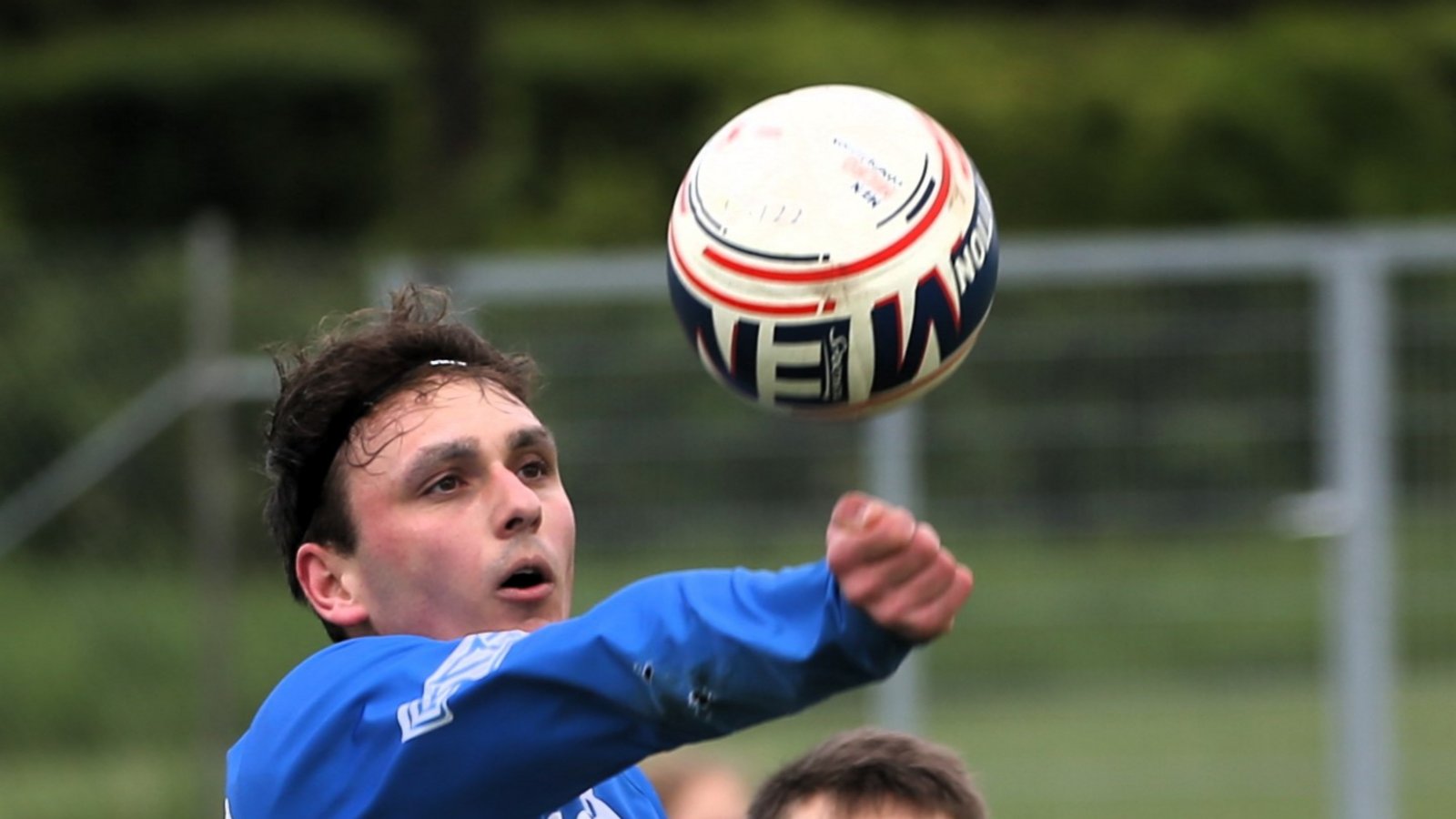 Jaro Jungclaussen (vorne) legt für Jakob Kilpper auf. Der TV Vaihingen hat in Stammheim ein starkes Turnier gespielt. Foto: Küppers