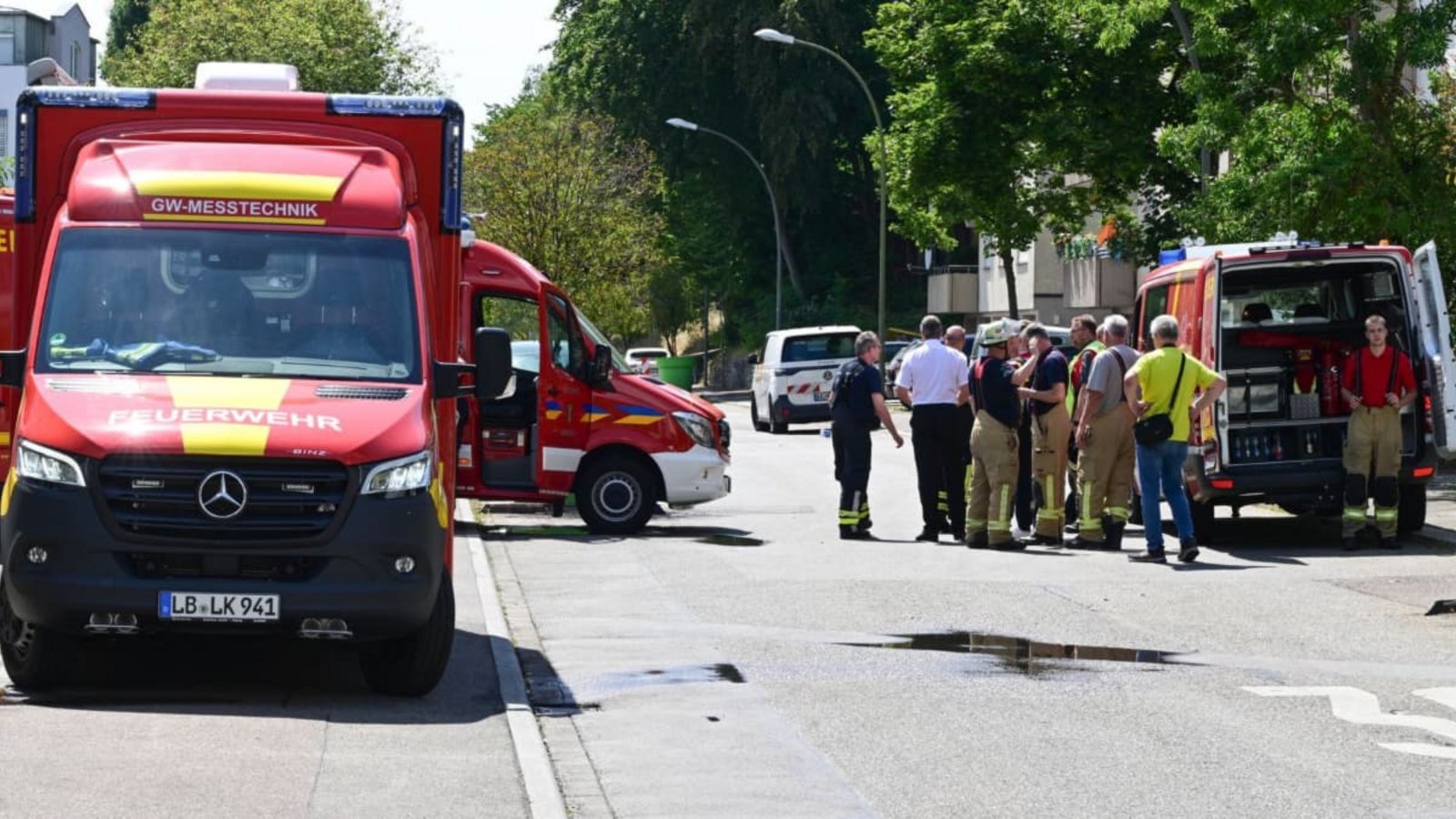 Einsatzkräfte der Feuerwehr am Einsatzort nahe des Umspannwerks in Aldingen, in dem es gebrannt hat.Bernd Weißbrod/dpa