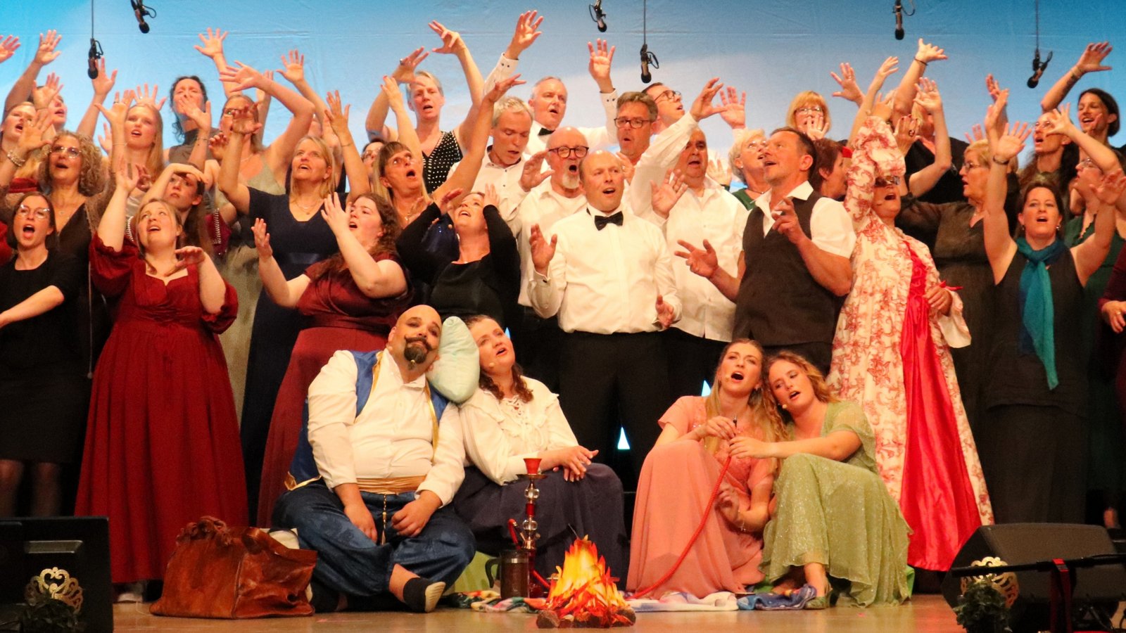 Ein entrücktes Volk zu „Aquarius“ aus dem Musical „Hair“. Fotos: Gergen