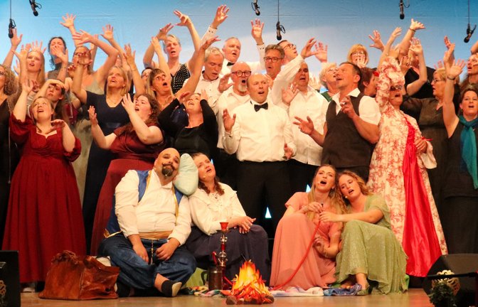 Ein entrücktes Volk zu „Aquarius“ aus dem Musical „Hair“. <span class='image-autor'>Fotos: Gergen</span>