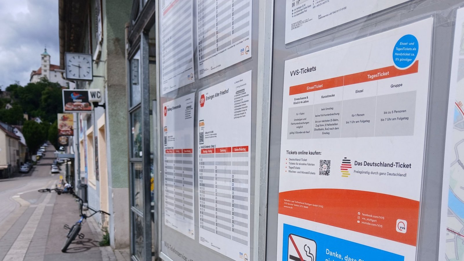 Auch an Bushaltestellen wie hier in der Grabenstraße ist Rauchen verboten. Eine Pendlerin hat uns jedoch erzählt, dass das „keinen interessiert“ und weiter fleißig geraucht werde.
