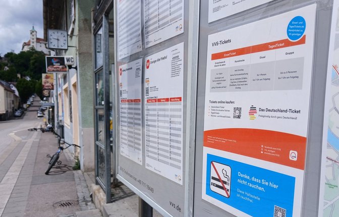 Auch an Bushaltestellen wie hier in der Grabenstraße ist Rauchen verboten. Eine Pendlerin hat uns jedoch erzählt, dass das „keinen interessiert“ und weiter fleißig geraucht werde.