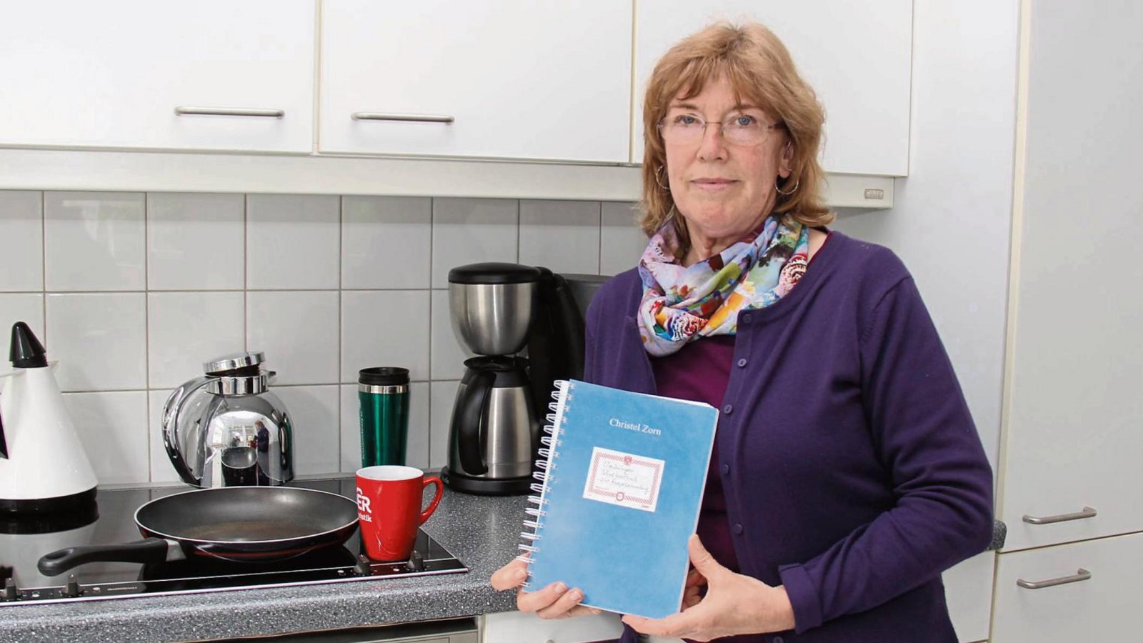 Die ehemalige Lehrerin Christel Zorn aus Sersheim hat das „Vaihinger Schulkochbuch – eine Rezeptsammlung“ geschrieben. Ab Ende September wird es erhältlich sein. Fotos: Elsässer Die ehemalige Lehrerin Christel Zorn aus Sersheim hat das „Vaihinger Schulkochbuch – eine Rezeptsammlung“ geschrieben. Ab Ende September wird es erhältlich sein. Fotos: Elsässer