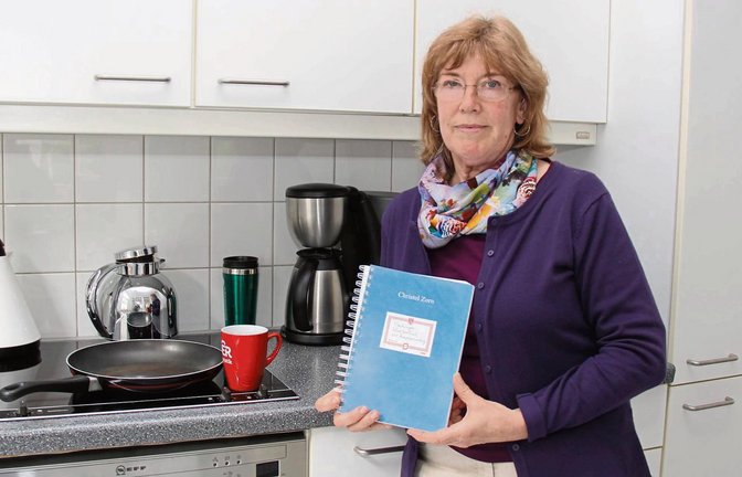 Die ehemalige Lehrerin Christel Zorn aus Sersheim hat das „Vaihinger Schulkochbuch – eine Rezeptsammlung“ geschrieben. Ab Ende September wird es erhältlich sein.  Fotos: Elsässer