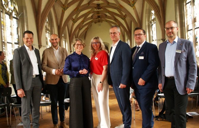 Eröffnen das neue Angebot (von links): Bürgermeister Aaron Treut, Minister Danyal Bayaz, SSG-Geschäftsführerin Patricia Alberth, Kloster-Geschäftsführerin Alexandra Müller, Ephorus Gerhard Keitel, SSG-Geschäftsführer Manuel Liehr und Projektleiter Cem Alacam.  <span class='image-autor'>Fotos: Filitz</span>