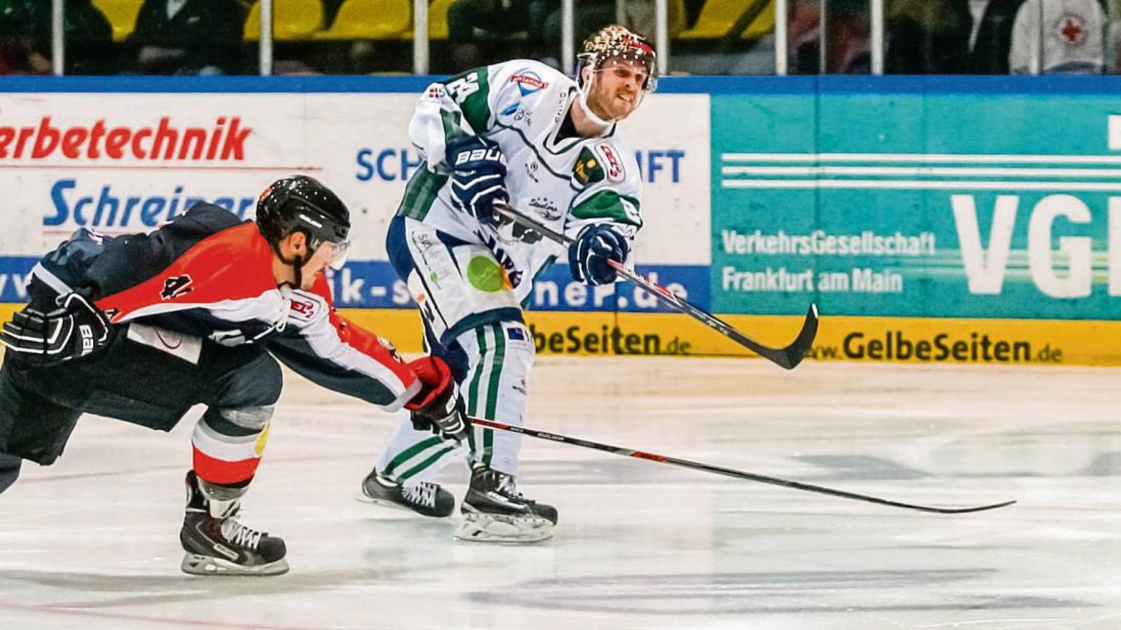 David Cespiva (Frankfurter Löwen) kommt zu spät, David Wrigley (Bietigheim Steelers) hat bereits abgezogen. Am Ende gewann der Tabellenführer mit 4:3. Foto: Simecek