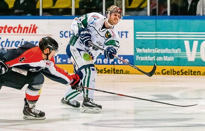 David Cespiva (Frankfurter Löwen) kommt zu spät, David Wrigley (Bietigheim Steelers) hat bereits abgezogen. Am Ende gewann der Tabellenführer mit 4:3. Foto: Simecek
