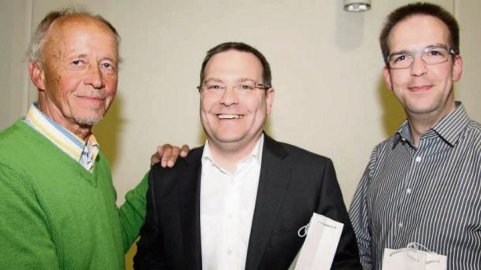 Max Fechter ehrt Holger und Markus Veit (von links) für ihre langjährigen Verdienste. Max Fechter ehrt Holger und Markus Veit (von links) für ihre langjährigen Verdienste.