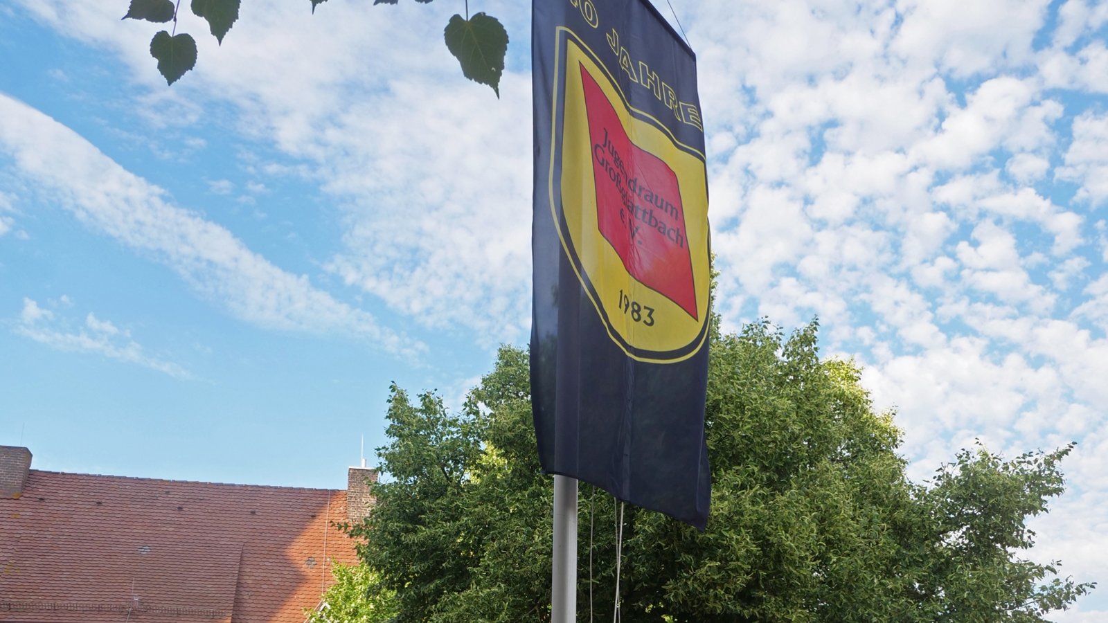 Zum Jubiläum wird eine Flagge in Großglattbach gehisst. Foto: Friedrich Zum Jubiläum wird eine Flagge in Großglattbach gehisst. Foto: Friedrich