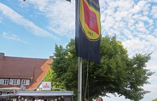 Zum Jubiläum wird eine Flagge in Großglattbach gehisst. <span class='image-autor'>Foto: Friedrich</span>