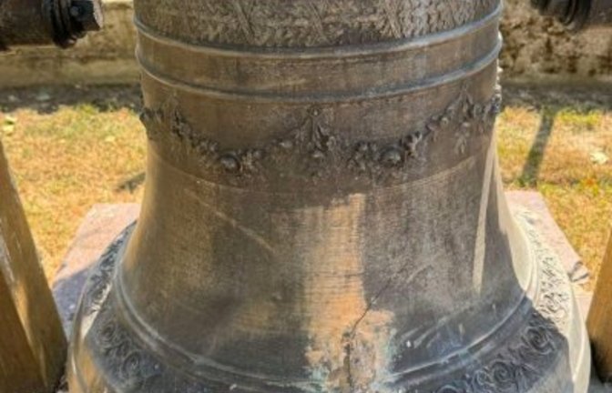 Eine kaputte Glocke mit einem Riss auf dem Platz vor einer Kirche in Transkarpatien.  <span class='image-autor'>Foto: Szeghljánik</span>