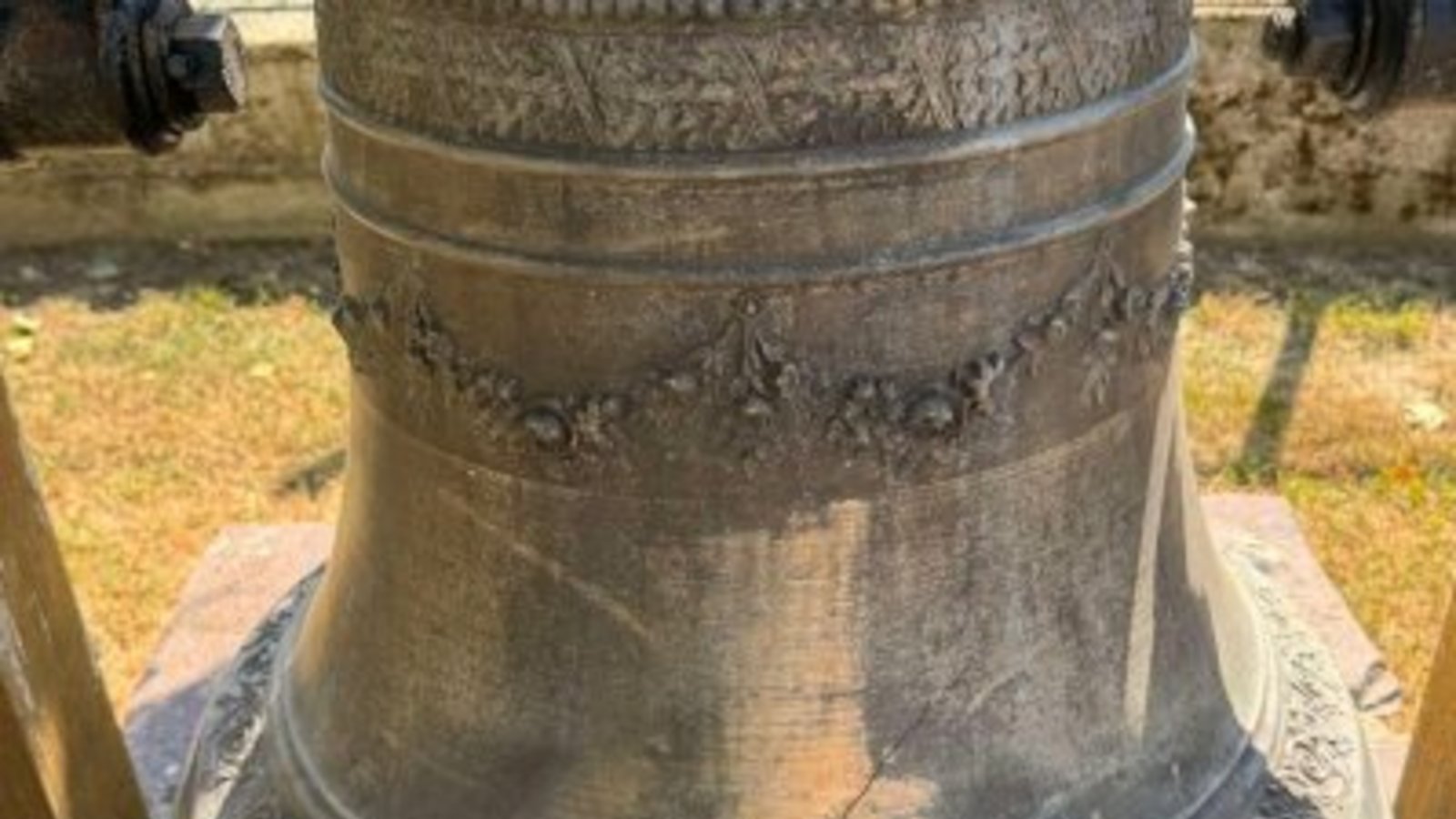 Eine kaputte Glocke mit einem Riss auf dem Platz vor einer Kirche in Transkarpatien. Foto: Szeghljánik Eine kaputte Glocke mit einem Riss auf dem Platz vor einer Kirche in Transkarpatien. Foto: Szeghljánik