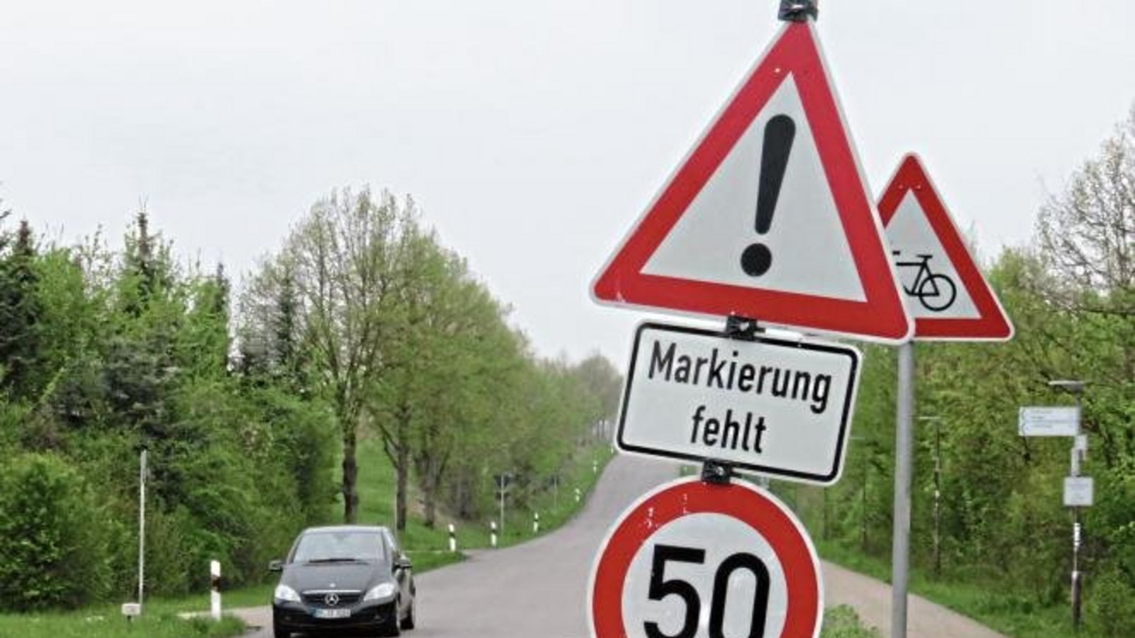 Man mag es kaum glauben: Die bereits Ende 2019 „sanierte“ Kreisstraße 1698, die vom Vaihinger Bahnhof Richtung Illingen führt, soll nun tatsächlich endgültig fertiggestellt werden. Es hatte damals „bauliche Mängel“ gegeben. Seit eineinhalb Jahren ist die Man mag es kaum glauben: Die bereits Ende 2019 „sanierte“ Kreisstraße 1698, die vom Vaihinger Bahnhof Richtung Illingen führt, soll nun tatsächlich endgültig fertiggestellt werden. Es hatte damals „bauliche Mängel“ gegeben. Seit eineinhalb Jahren ist die