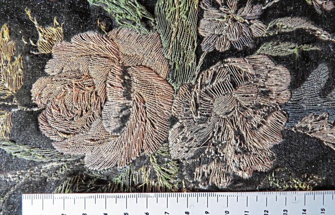 Herkömmliche Reinigungsverfahren würden die filigranen Stickereien beschädigen. Mit dem Laser wird Schmutz schonend entfernt.  Fotos: SSG