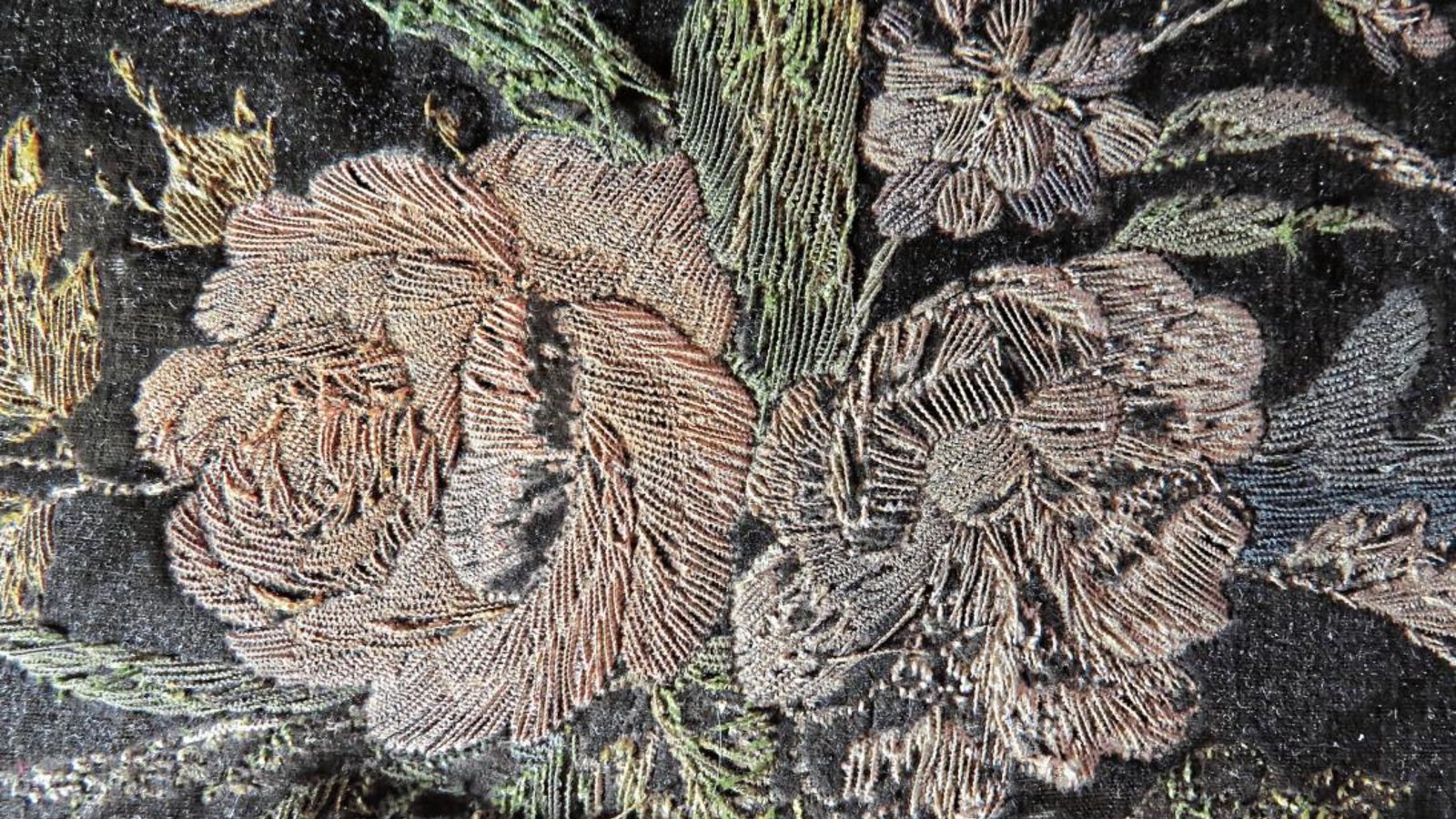 Herkömmliche Reinigungsverfahren würden die filigranen Stickereien beschädigen. Mit dem Laser wird Schmutz schonend entfernt. Fotos: SSG Herkömmliche Reinigungsverfahren würden die filigranen Stickereien beschädigen. Mit dem Laser wird Schmutz schonend entfernt. Fotos: SSG