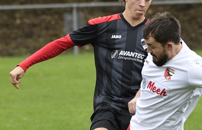 David Klenk (hinten) hat mit dem SV Horrheim gegen den TSV Wiernsheim (vorne Jochen Schrafft) einen 8:0-Kantersieg geholt und im Gegensatz zum Vorjahr kein Gegentor zugelassen. <span class='image-autor'>Foto: Leitner</span>