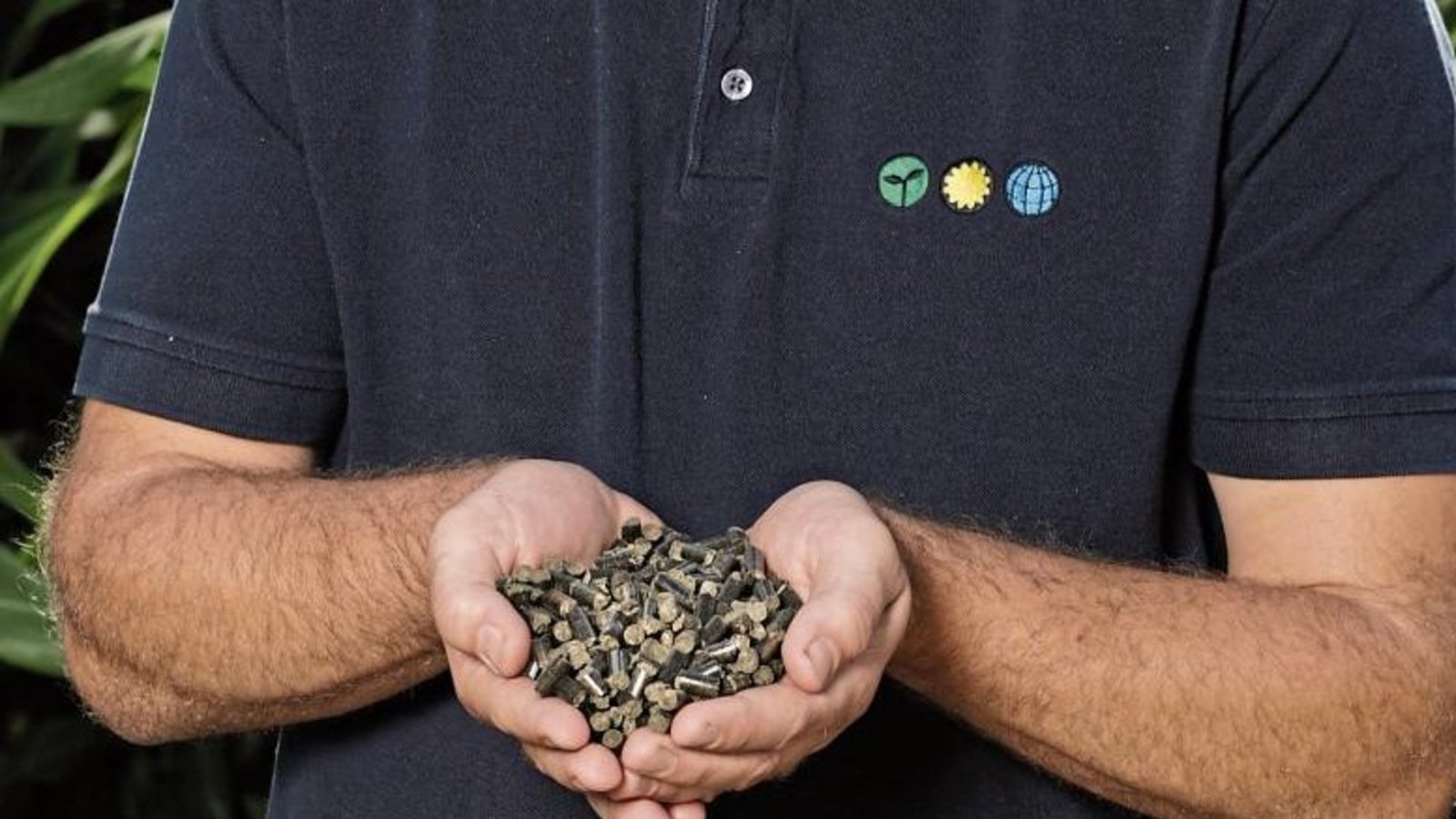 Thomas Gutjahr präsentiert die neuen Düngepellets. Fotos: Stahlfeld Thomas Gutjahr präsentiert die neuen Düngepellets. Fotos: Stahlfeld