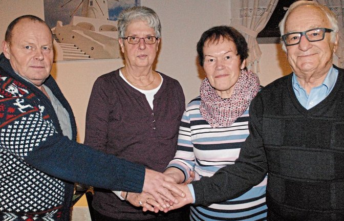 Renate Schick (Zweite von rechts) wurde am Dienstag verabschiedet vom SV-Vorsitzenden Edgar Mantai (von links), Abteilungsleiterin Eva Armbruster und dem Illinger Ehrenbürger Ewald Veigel.  Foto: Stahlfeld