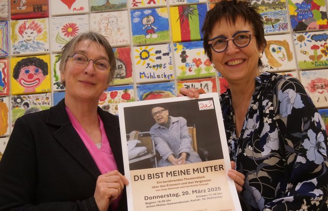 Karin Watzal (links) und Alexandra Rapp wollen mit dem Theaterstück „Du bist meine Mutter“ ein niederschwelliges Angebot machen, um Menschen das Thema Demenz in seinen vielfältigen Ausprägungen näherzubringen.  <span class='image-autor'>Foto: Friedrich</span>