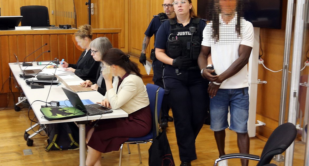 Landgericht Heilbronn, 1. Schwurgerichtskammer, Prozess wegen versuchten Totschlags durch Messerstecherei in Vaihingen, Neue Gasse, Spitalstraße, beim Stadtarchiv, Angeklagter wird in den Sitzungssaal geführt, Prozess,  Verhandlung, Gericht, Anklage, Urteil