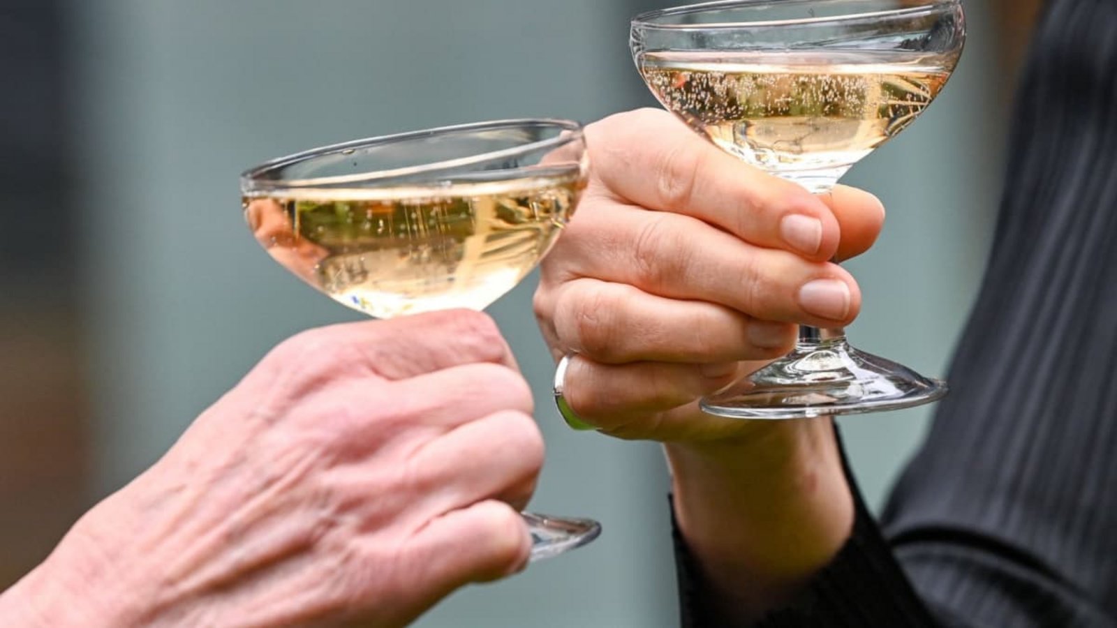 Zu Feiern gehört der Sekt für viele mit dazu. Doch gerade unter Jugendlichen steigt die Erkenntnis, wie schädlich Alkohol ist.Jens Kalaene/dpa