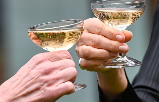 Zu Feiern gehört der Sekt für viele mit dazu. Doch gerade unter Jugendlichen steigt die Erkenntnis, wie schädlich Alkohol ist.<span class='image-autor'>Jens Kalaene/dpa</span>