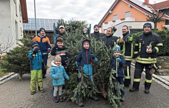 Mit der Christbaumsammlung ist am Samstag die Weihnachtszeit nun endgültig vorbei. In Aurich wurde die Freiwillige Feuerwehr von kleinen Helfern unterstützt. Foto: Fabritius