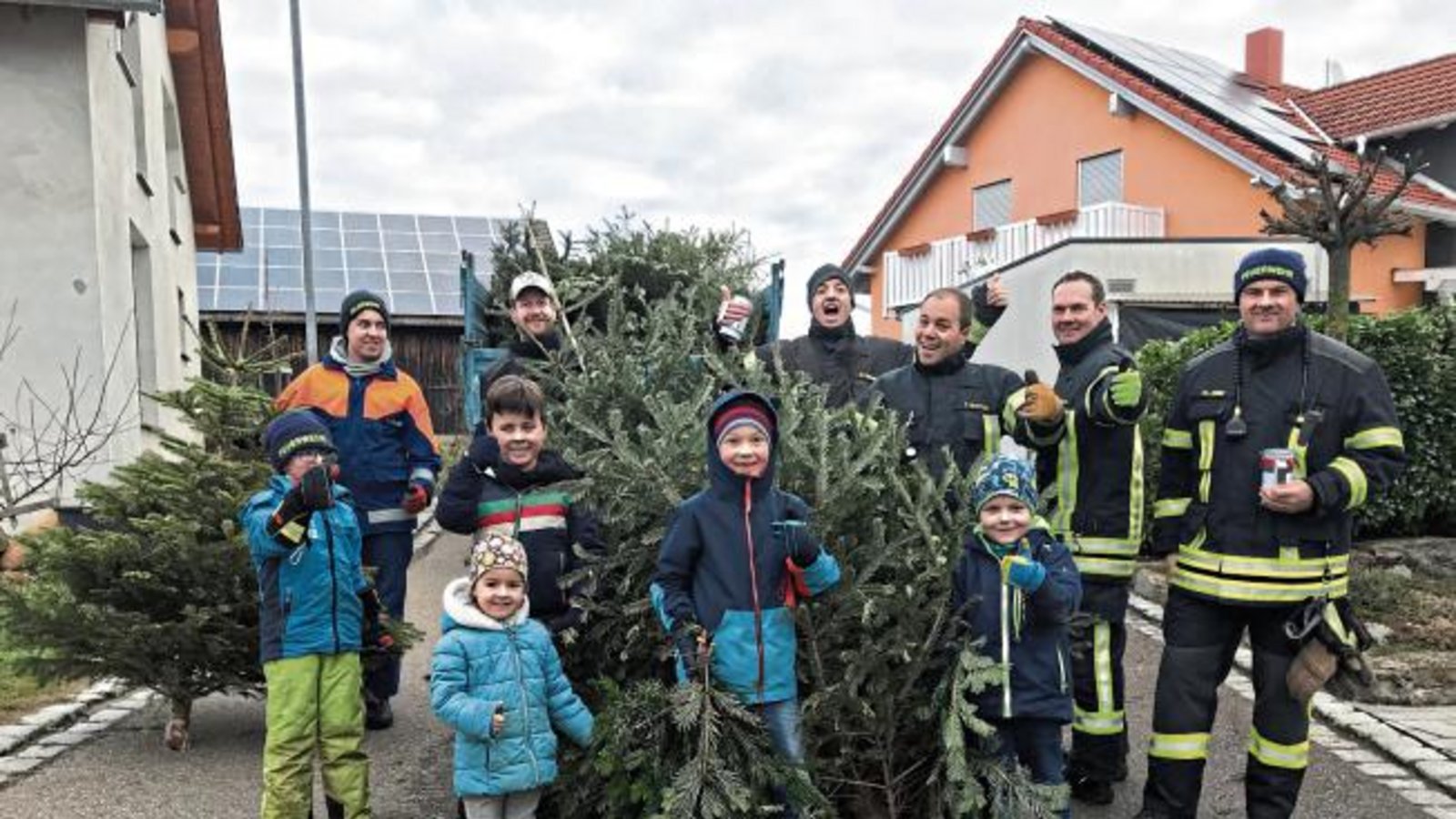 Mit der Christbaumsammlung ist am Samstag die Weihnachtszeit nun endgültig vorbei. In Aurich wurde die Freiwillige Feuerwehr von kleinen Helfern unterstützt. Foto: Fabritius Mit der Christbaumsammlung ist am Samstag die Weihnachtszeit nun endgültig vorbei. In Aurich wurde die Freiwillige Feuerwehr von kleinen Helfern unterstützt. Foto: Fabritius
