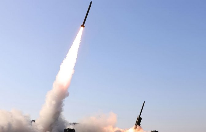 Die von der staatlichen nordkoreanischen Nachrichtenagentur KCNA am 27.01.2026 zur Verfügung gestellte Aufnahme zeigt nach Angaben von KCNA den Test von ballistischen Raketen an einem nicht genannten Ort. (Archivbild).<span class='image-autor'>Uncredited/KCNA/KNS/dpa</span>