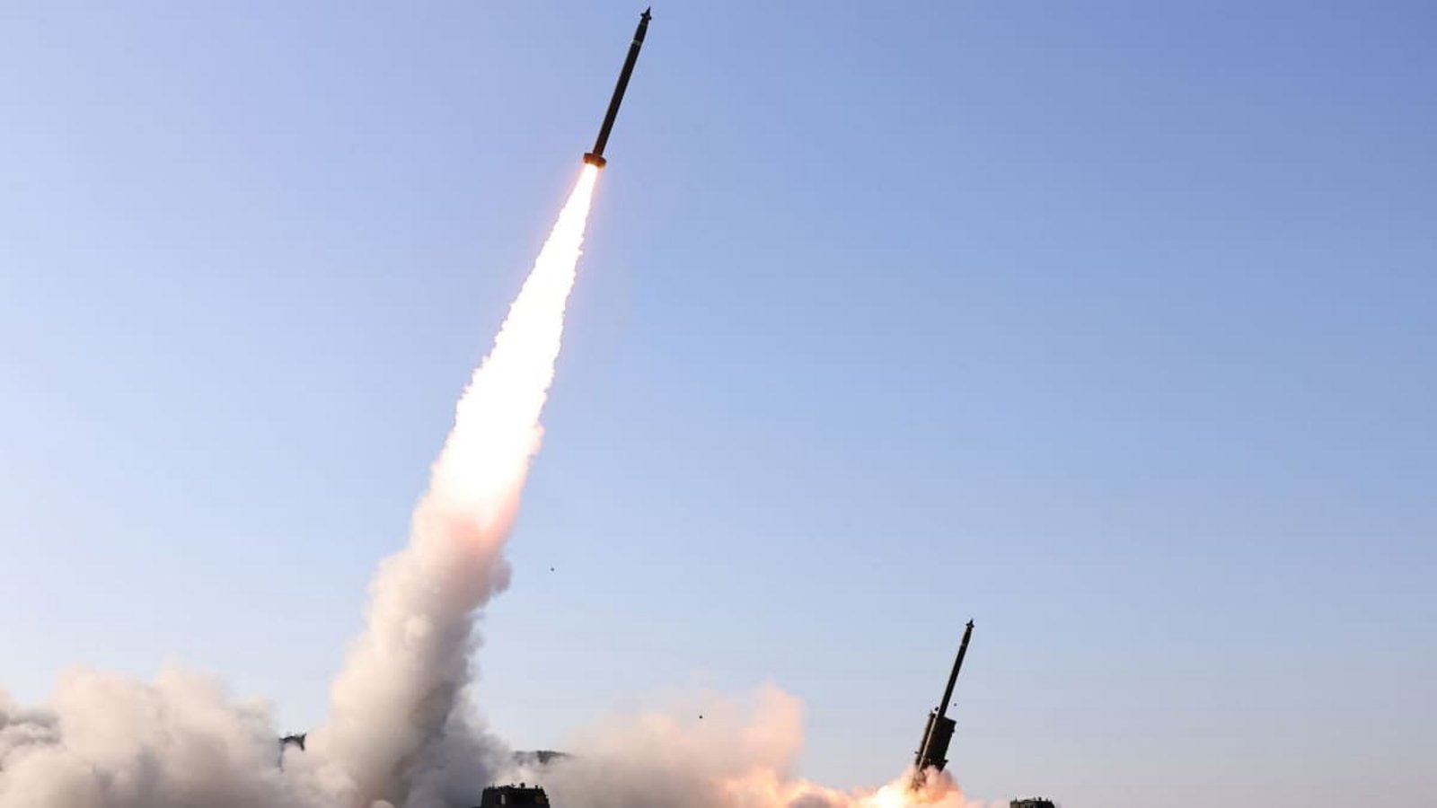 Die von der staatlichen nordkoreanischen Nachrichtenagentur KCNA am 27.01.2026 zur Verfügung gestellte Aufnahme zeigt nach Angaben von KCNA den Test von ballistischen Raketen an einem nicht genannten Ort. (Archivbild).Uncredited/KCNA/KNS/dpa Die von der staatlichen nordkoreanischen Nachrichtenagentur KCNA am 27.01.2026 zur Verfügung gestellte Aufnahme zeigt nach Angaben von KCNA den Test von ballistischen Raketen an einem nicht genannten Ort. (Archivbild).Uncredited/KCNA/KNS/dpa