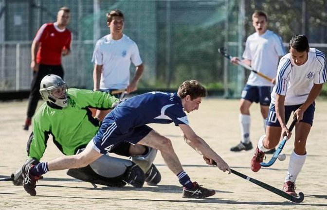 Dominik Hollmann macht sich lang, doch der Sieg gehört den Gästen. Foto: Simecek