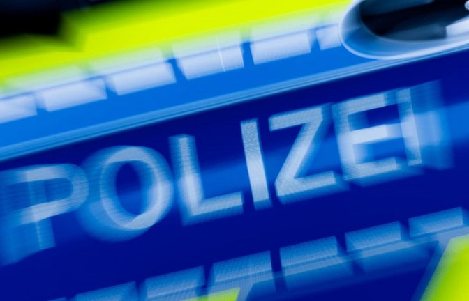 Laut der Polizei fuhr der Lastwagenfahrer auf die Landesstraße ein, ohne auf die Vorfahrt des Opels zu achten (Symbolfoto).<span class='image-autor'>Rolf Vennenbernd/dpa</span>