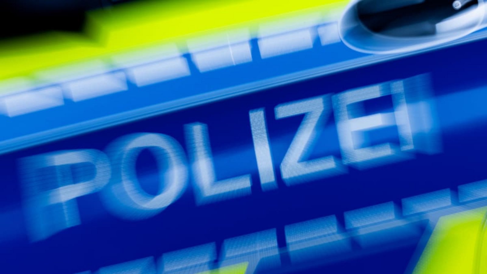Laut der Polizei fuhr der Lastwagenfahrer auf die Landesstraße ein, ohne auf die Vorfahrt des Opels zu achten (Symbolfoto).Rolf Vennenbernd/dpa Laut der Polizei fuhr der Lastwagenfahrer auf die Landesstraße ein, ohne auf die Vorfahrt des Opels zu achten (Symbolfoto).Rolf Vennenbernd/dpa