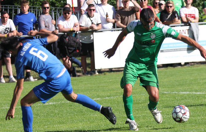 Der Iptinger Matthias Knapp rechts) will auch gegen Bietigheim seine Gegenspieler ins Leere laufen lassen. <span class='image-autor'>Foto: Dittrich</span>