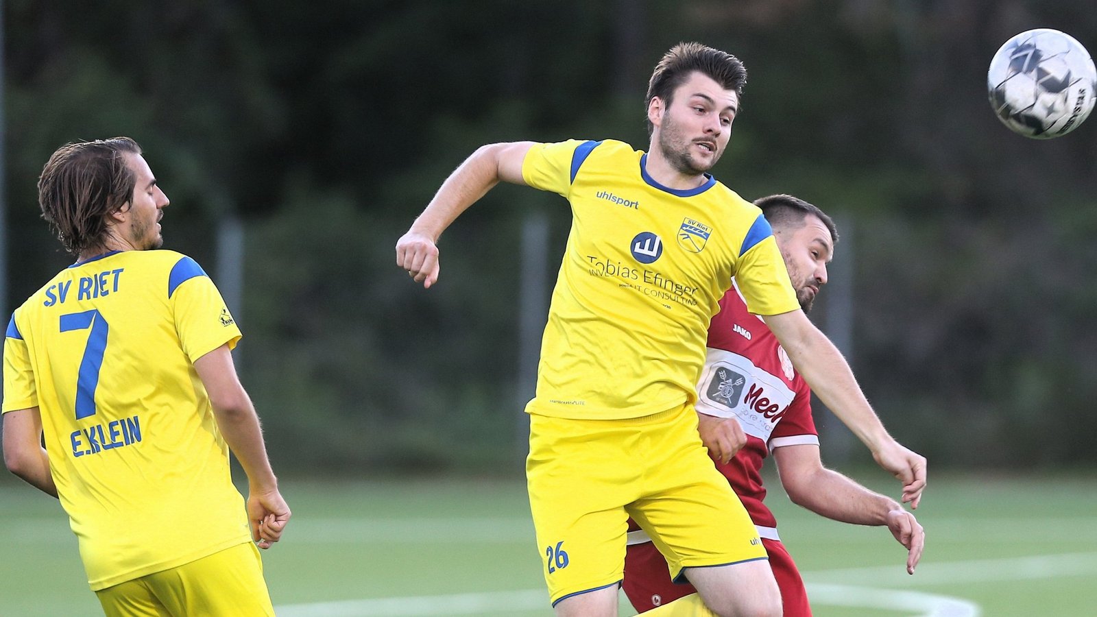 Eine hohe Hürde muss Gavin Unfried (Mitte) mit dem SV Riet gegen die Spvgg Besigheim überspringen. Foto: Küppers