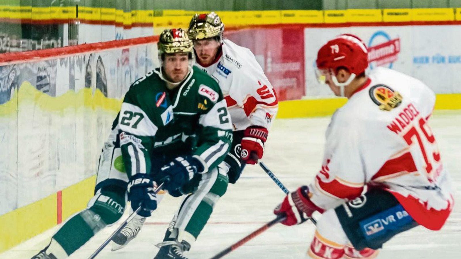 Justin Kelly (links) trug nach dem ersten Saisondrittel den goldenen Helm des besten Torjägers. Dann verletzte er sich schwer. Foto: Archiv/Simecek