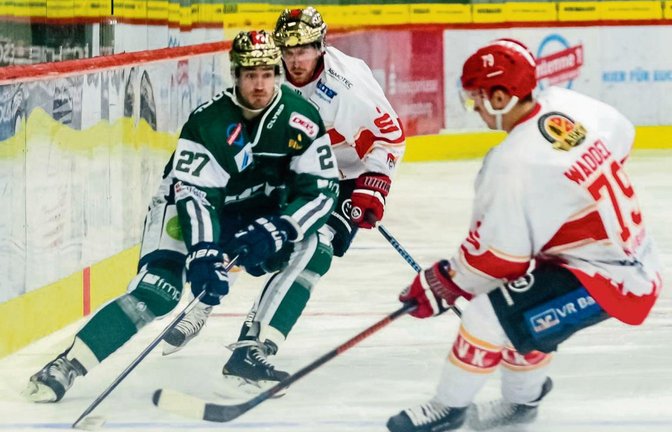 Justin Kelly (links) trug nach dem ersten Saisondrittel den goldenen Helm des besten Torjägers. Dann verletzte er sich schwer. Foto: Archiv/Simecek