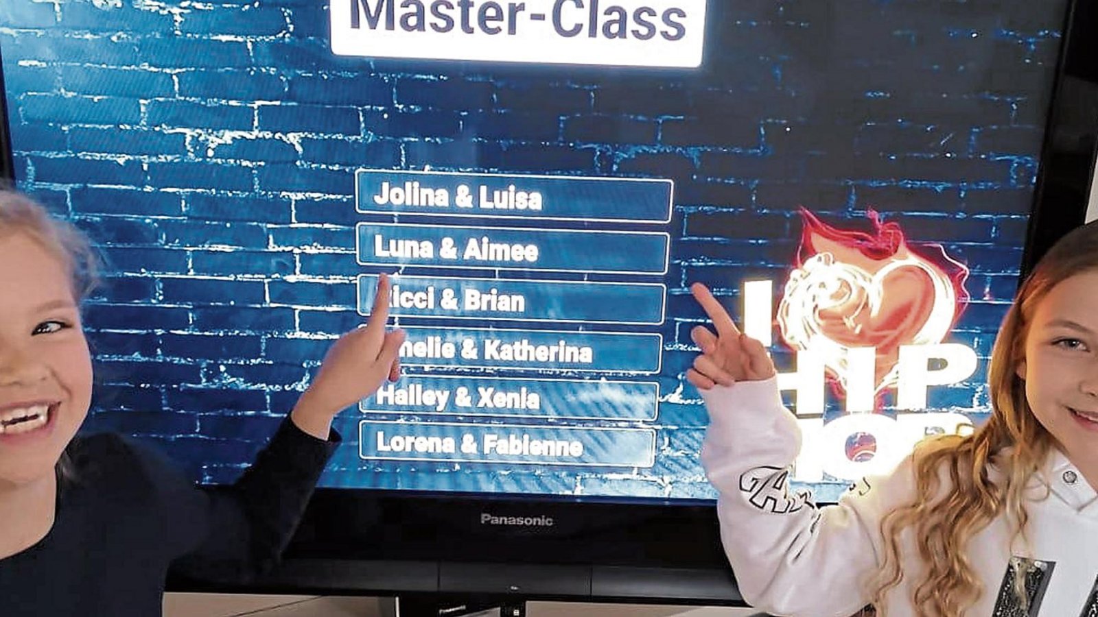 Riesenfreude über den Erfolg beim Online-Tanzwettbewerb: Luna Kienzle (links) und Aimee Kremeth verfolgen am Bildschirm, wie gut sie die Jury überzeugt haben – Platz zwei unter zwölf Teams lautete das Ergebnis. Fotos: privat Riesenfreude über den Erfolg beim Online-Tanzwettbewerb: Luna Kienzle (links) und Aimee Kremeth verfolgen am Bildschirm, wie gut sie die Jury überzeugt haben – Platz zwei unter zwölf Teams lautete das Ergebnis. Fotos: privat