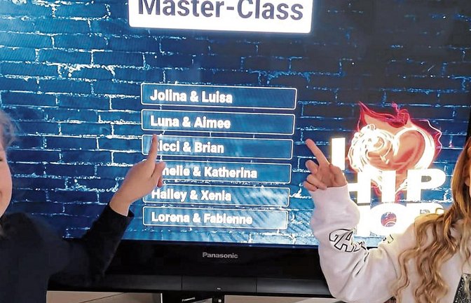 Riesenfreude über den Erfolg beim Online-Tanzwettbewerb: Luna Kienzle (links) und Aimee Kremeth verfolgen am Bildschirm, wie gut sie die Jury überzeugt haben – Platz zwei unter zwölf Teams lautete das Ergebnis. Fotos: privat