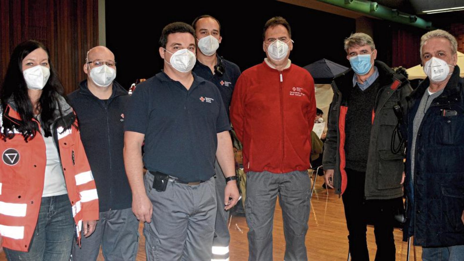 Für die große Hilfsbereitschaft bedankten sich Einsatzleiter Karl-Heinz Schmitt (rechts) und Bürgermeister Armin Pioch (Zweiter von rechts) bei den Einsatzkräften vom DRK.  Fotos: Stahlfeld