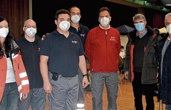 Für die große Hilfsbereitschaft bedankten sich Einsatzleiter Karl-Heinz Schmitt (rechts) und Bürgermeister Armin Pioch (Zweiter von rechts) bei den Einsatzkräften vom DRK.  Fotos: Stahlfeld