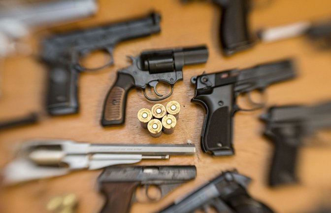 Wer Waffen besitzen darf, braucht eine Genehmigung.<span class='image-autor'>Foto: dpa/Friso Gentsch</span>
