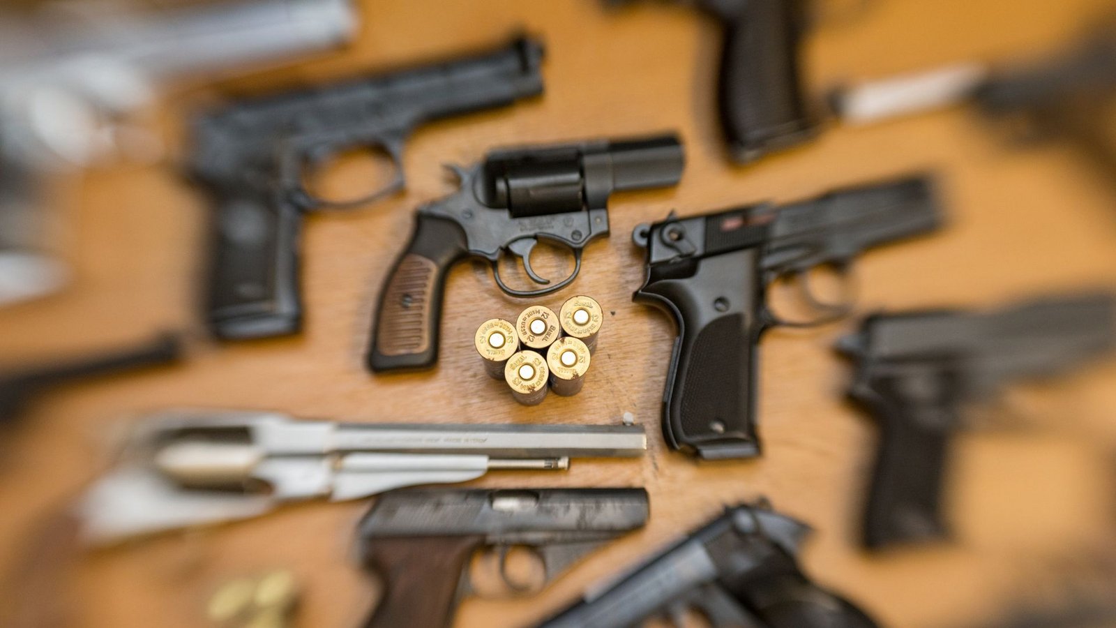 Wer Waffen besitzen darf, braucht eine Genehmigung.Foto: dpa/Friso Gentsch Wer Waffen besitzen darf, braucht eine Genehmigung.Foto: dpa/Friso Gentsch