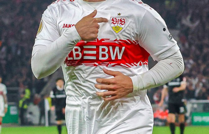 Fingerzeig: Der Stürmer Deniz Undav bleibt dem VfB Stuttgart wohl erhalten.<span class='image-autor'>Foto: Baumann</span>