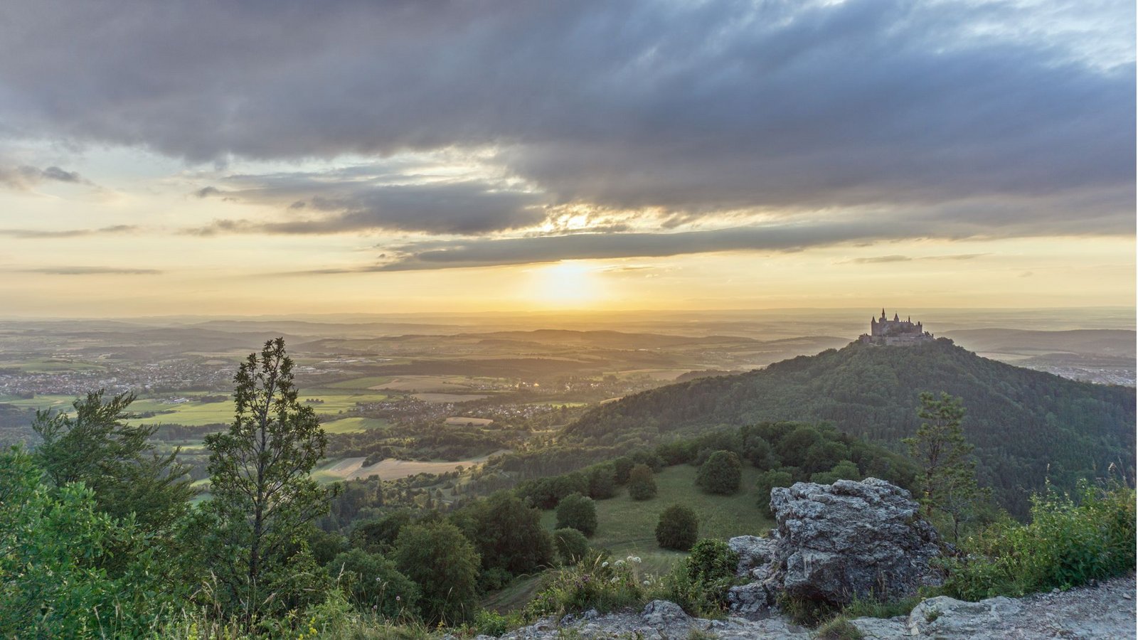 Jetzt kommt der Hohenzollern ganz oft in den Blick: Am schönsten ist die Sicht vom Zeller Horn.Foto: Faltin Jetzt kommt der Hohenzollern ganz oft in den Blick: Am schönsten ist die Sicht vom Zeller Horn.Foto: Faltin