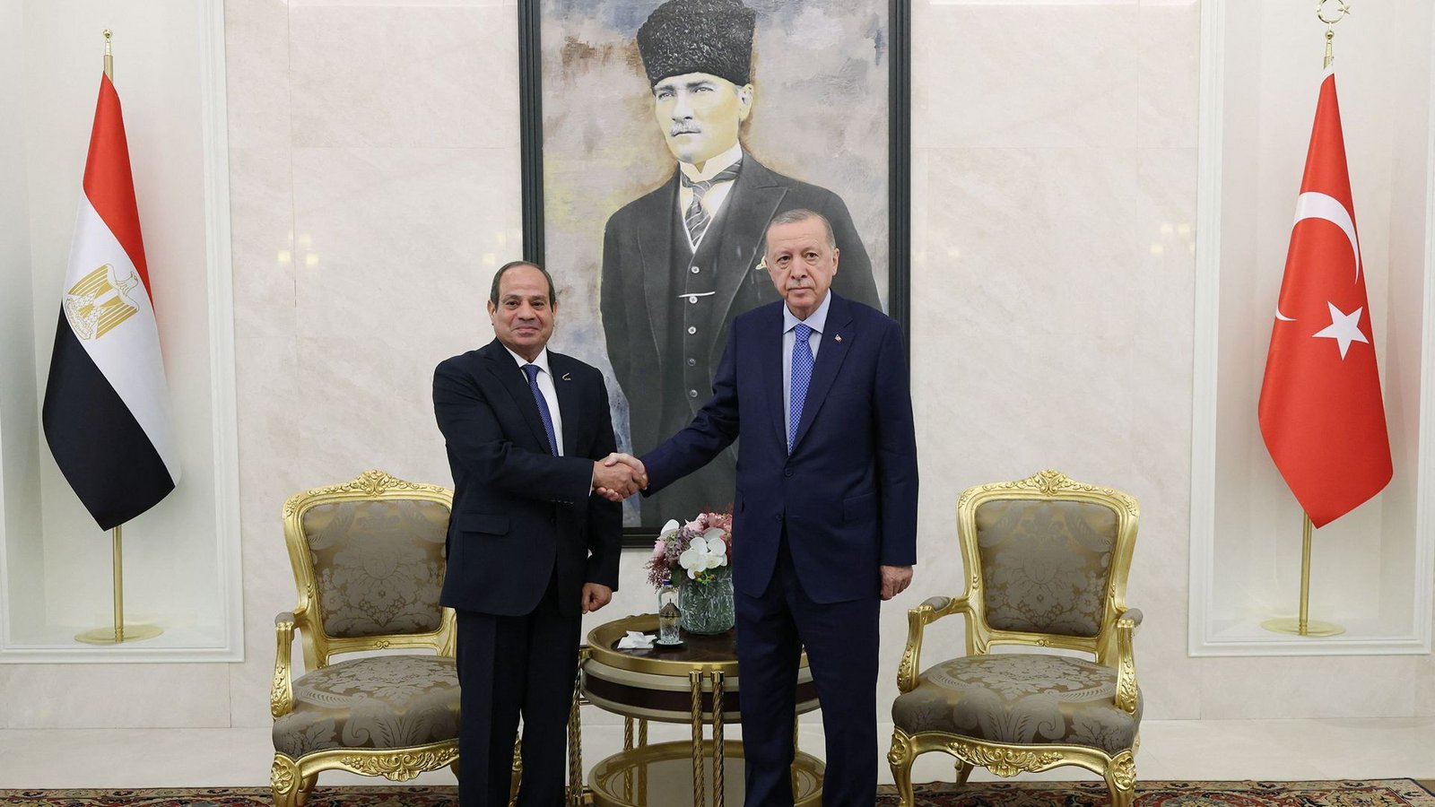 Recep Tayyip Erdogan (rechts) hat sich mit Ägyptens Staatschef Abdel Fattah el-Sisi ausgesöhnt, auch um der Brics-Organisation beitreten zu können.Foto: AFP/Mustafa Kamaci Recep Tayyip Erdogan (rechts) hat sich mit Ägyptens Staatschef Abdel Fattah el-Sisi ausgesöhnt, auch um der Brics-Organisation beitreten zu können.Foto: AFP/Mustafa Kamaci